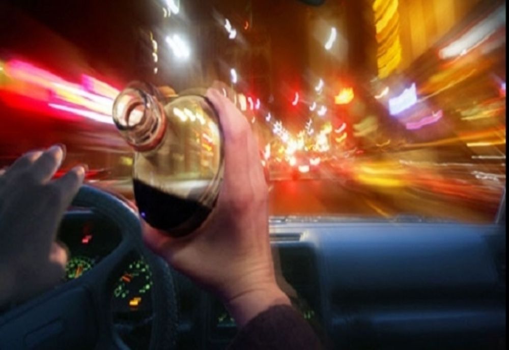 S-a urcat la volan aproape în comă alcoolică și fără permis de conducere