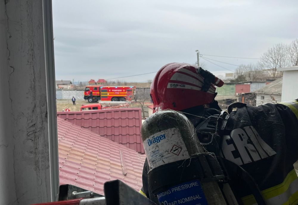 FOTO VIDEO Incendiu într-un service auto din Tulcea. Intervin pompierii cu 5 autospeciale