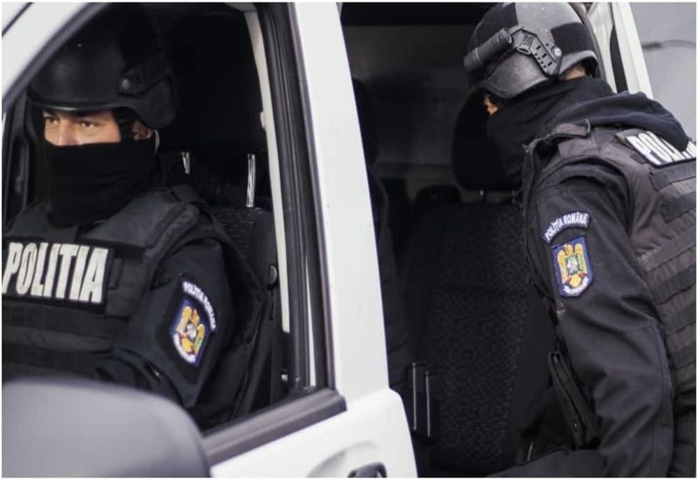 Traficanți de droguri reținuți în Tulcea. Percheziții de amploare
