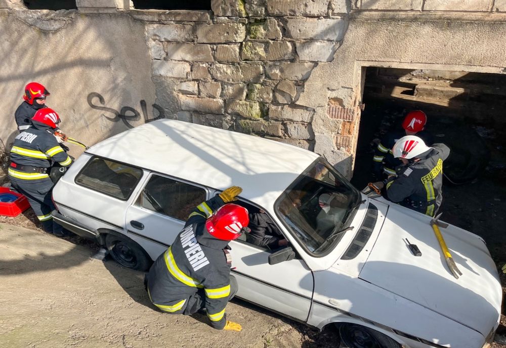 FOTO VIDEO Accident cu o victimă încarcerată în Tulcea