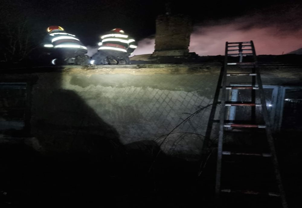 Casă distrusă de flăcări în Topolog