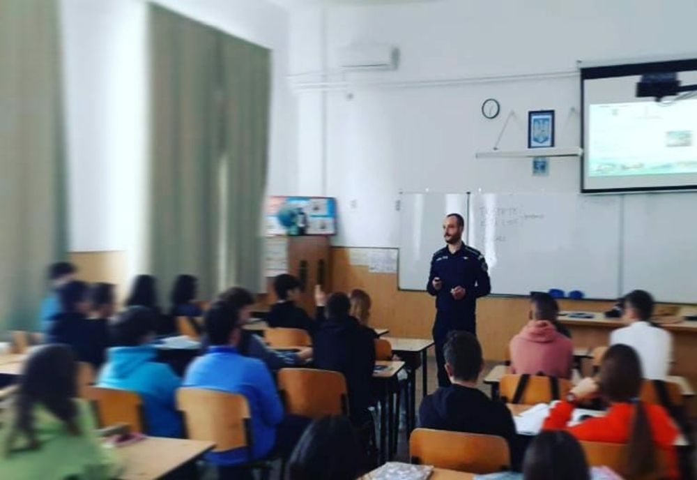 Polițiștii față în față cu elevii, prevenirea bullying-ului în școli