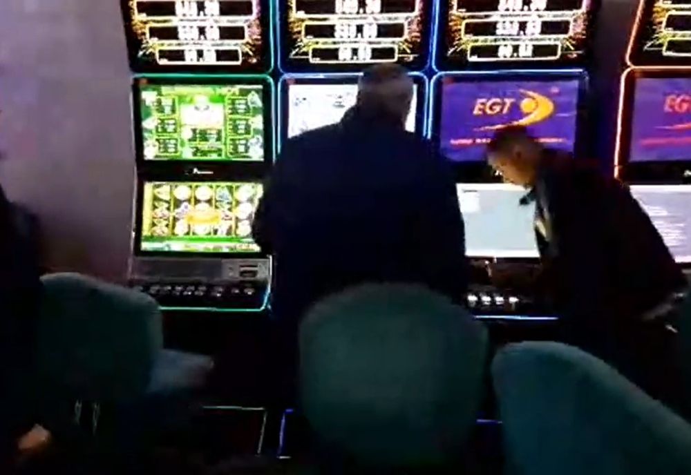 Fără păcănele în localități: Proiectul care le mută la periferie, adoptat de Senat