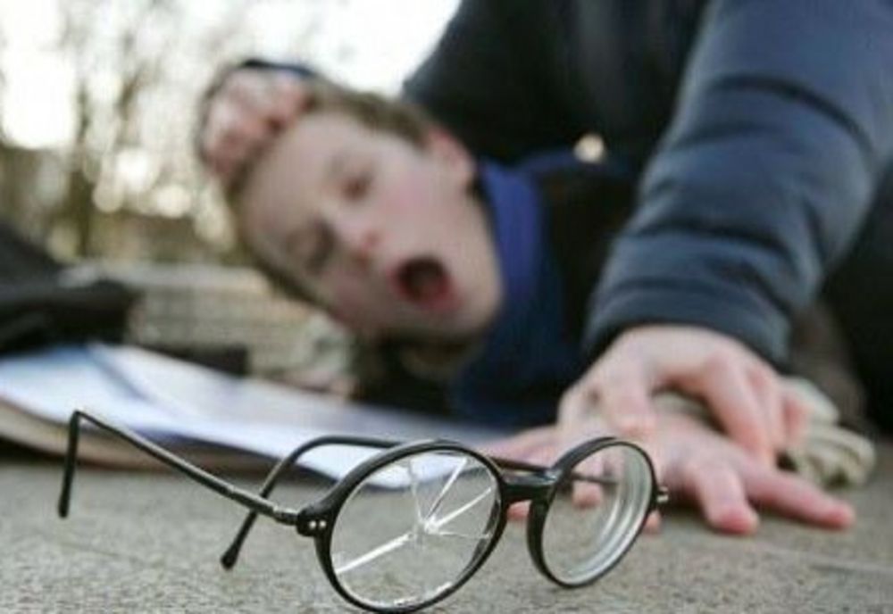 PROIECT DE LEGE: PĂRINȚII ELEVILOR VIOLENȚI AR PUTEA FACE ÎNCHISOAREA DACĂ NU ÎȘI DUC COPIII LA CONSILIERE PSIHOLOGICĂ