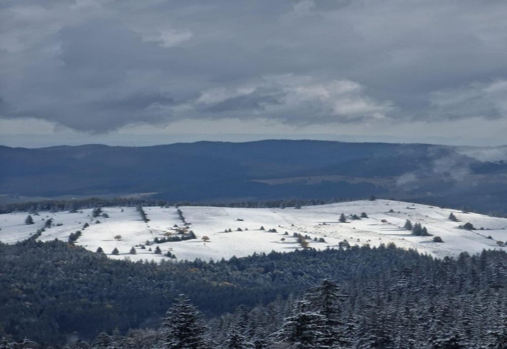 Vremea s-a răcit brusc în toată țara. Primele ninsori la munte