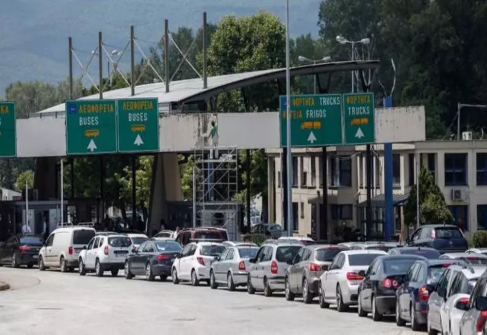 Opt străini au fost expulzați după ce au încercat să treacă fraudulos granița