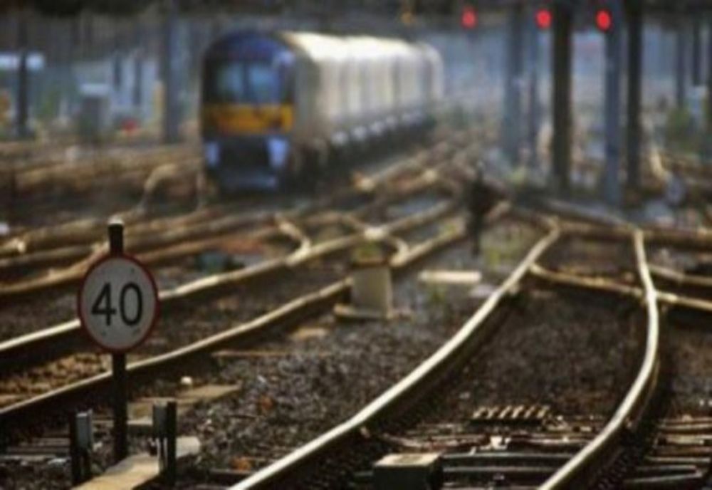 CIRCULAȚIE FEROVIARĂ ÎNTRERUPTĂ TIMP DE 4 ORE DIN CAUZA UNEI DEFECȚIUNI LA LOCOMOTIVA UNUI TREN ARAD-BUCUREȘTI NORD