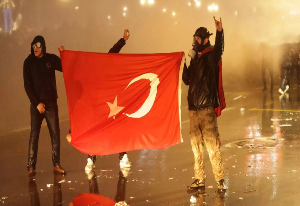 TURCIA: ZECI DE MII DE OAMENI AU PROTESTAT LA 100 DE ZILE DE LA ARESTAREA LUI EKREM IMAMOGLU