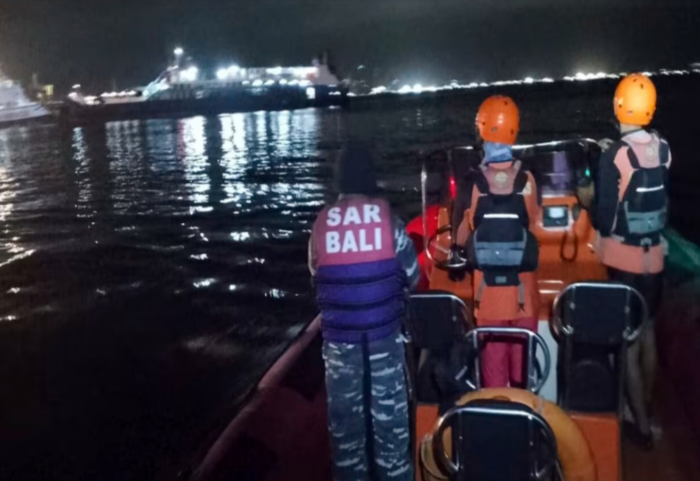 TRAGEDIE ÎN INDONEZIA. NAUFRAGIUL UNUI FERIBOT SPRE BALI S-A SOLDAT CU CEL PUȚIN PATRU MORȚI ȘI ZECI DE DISPĂRUȚI
