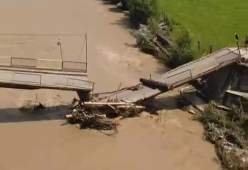 PUTEREA IGNORĂ SINISTRAȚII: NICUȘOR SE ÎNCHIDE ÎN BIROU, GEORGESCU ȘI SIMION MERG ÎN TEREN