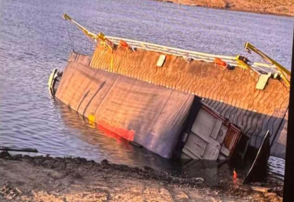 BAC SCUFUNDAT ÎN DUNĂRE, DUPĂ URCAREA UNUI CAMION ÎNCĂRCAT CU FLOAREA-SOARELUI