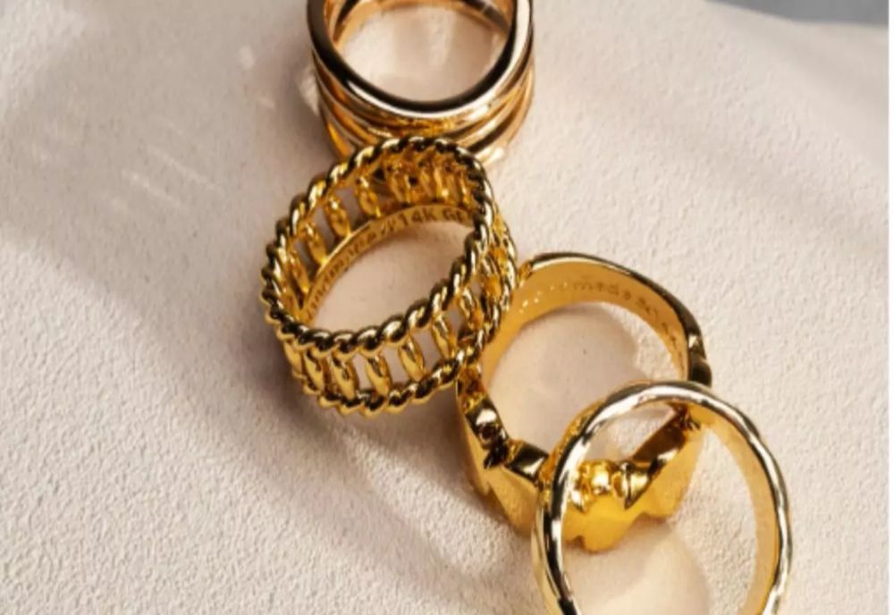 TOT MAI MULȚI ROMÂNI ÎȘI AMANETEAZĂ AURUL PENTRU A PLĂTI FACTURILE