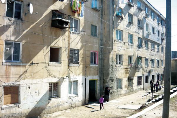 Șase miliarde de lei vechi, datoria la apă a locatarilor din două scari de bloc din Tulcea!