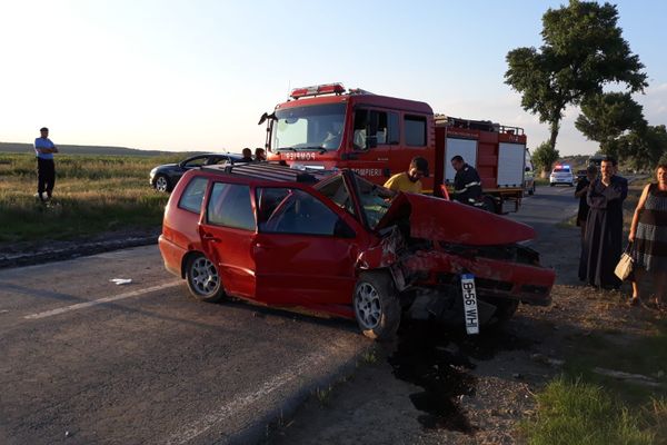 Accident la Dăeni, cu victima încarcerată, după ce a lovit un copac