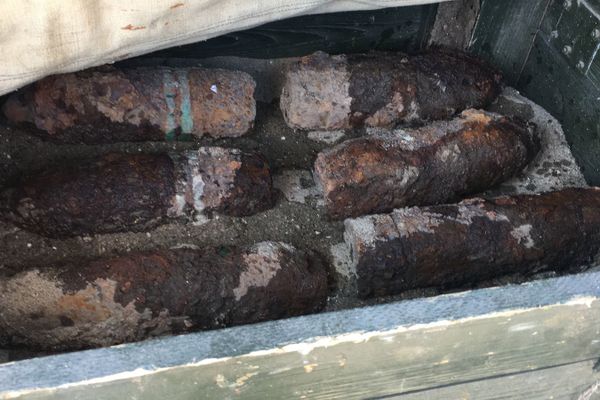 Şapte proiectile din război găsite la groapa de gunoi din Baia