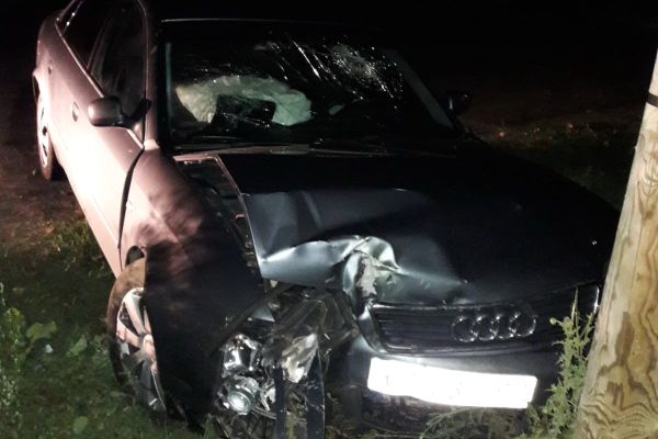 A intrat cu maşinaîn copac, la Baia. Două persoane au fost rănite