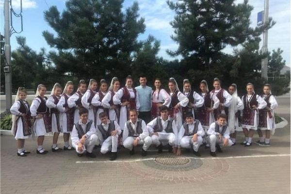 De la Casimcea  la Cernăuți, " În grădina cu flori multe"!        