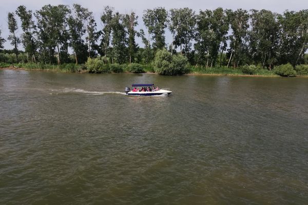 Cinci turiști din Ploiești s-au înfipt cu barca în malul pietros, în zona Uzlina