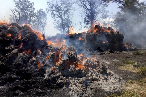 250 de baloţi de paie au ars la Turda. O bătrână de 80 de ani, dusă la spital cu atac de panică