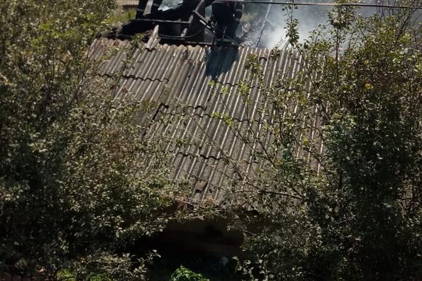 Pompierii intervin la un incendiu la Izvoarele