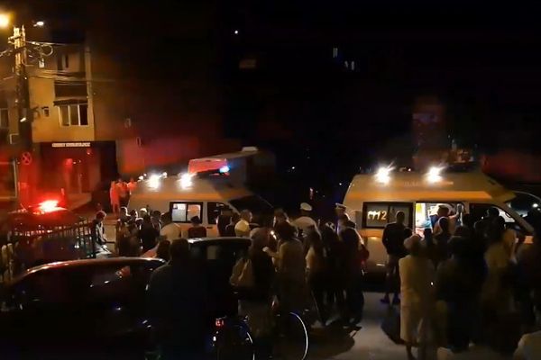 Doi copii de 10 și 12 ani, luați în convulsii de pe stradă după ce au fumat "ierburi"