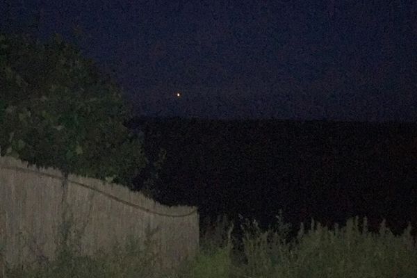 Lumini misterioase pe cer, văzute din mai multe localități din deltă. Iluzie optică în masă sau vizite OZN?