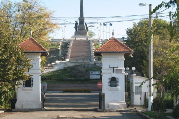 O turistă din Craiova a fost accidentată la Monument de un autoturism care mergea în marșarier