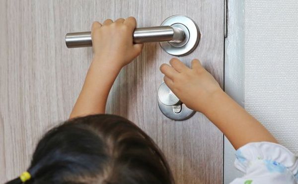 O fetiță de patru ani plecată de acasă, s-a întors în familie după ce un tulcean a anunțat la 112 că a gasit copilul singur pe stradă