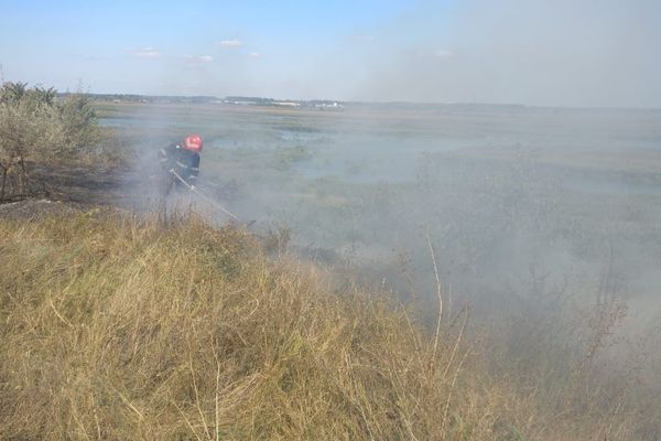 Pompierii din Măcin au stins la timp un incendiu care amenința să se extindă