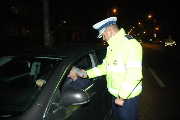 Depistat în trafic fără permis de conducere și sub influența alcoolului