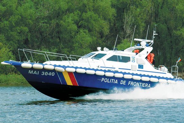 Doi turişti români aflați în pericol de scufundare,  salvaţi de poliţiştii de frontieră