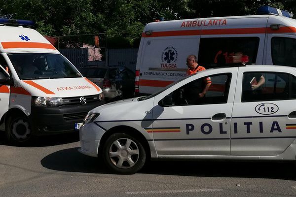 Un muncitor a murit după ce a căzut în cap de la înălţime