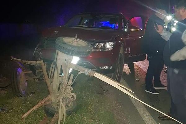 O căruţă nesemnalizată a fost făcută zob de un SUV