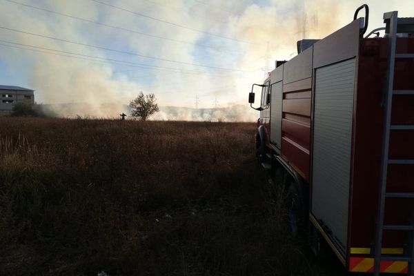 Oameni iresponsabili dau foc la vegetaţia de pe câmp. Pompierii sunt solicitaţi zilnic!