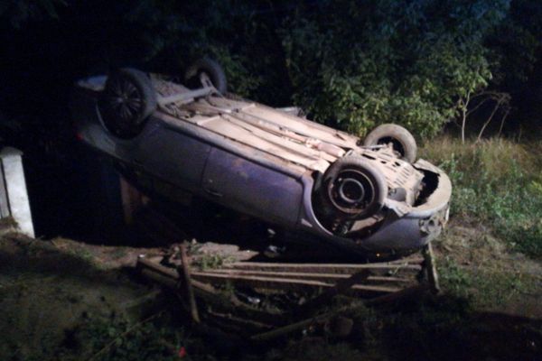 S-a dat peste cap cu mașina după ce a băut