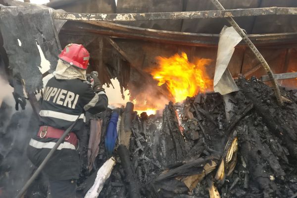 Incendiu x 2. Depozitul unei fabrici de textile şi o casă ard la Greci