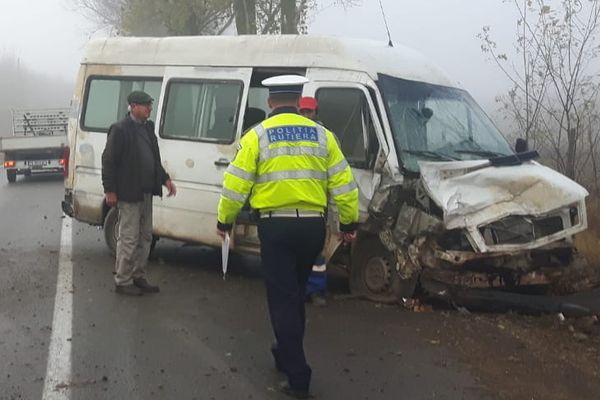 Șofer rănit după ce a intrat în plin într-un microbuz, după care s-a răsturnat