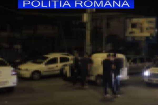Trei hoţi prinşi chiar când încercau să fure o maşină