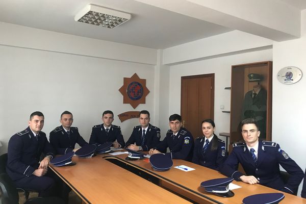 Cei doi proxeneţi de 20 de ani au fost arestaţi preventiv