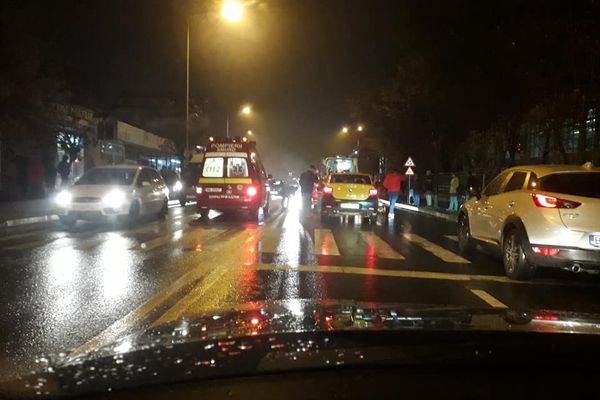 O femeie a fost lovită de un taxi pe trecerea de pietoni de la Sala sporturilor din Vest