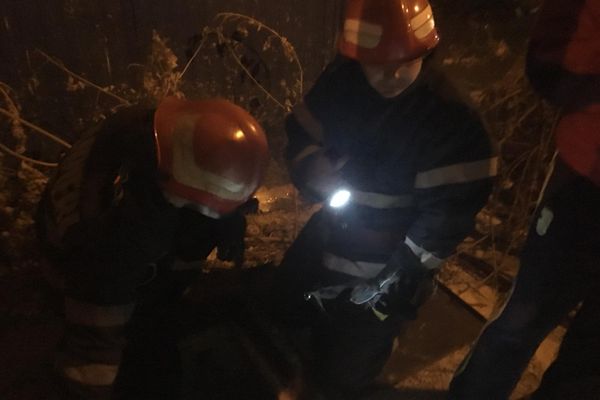 Un câine captiv de câteva zile într-un rezervor îngropat, a fost salvat de pompieri