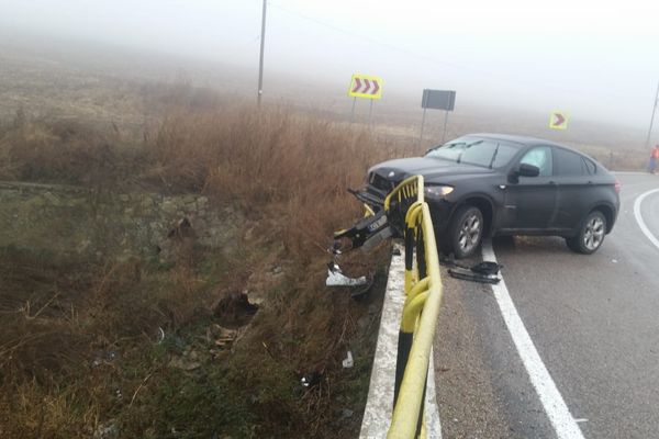 Accidente din cauza neadaptării vitezei. Un șofer s-a înfipt într-un cap de pod, altul s-a răsturnat