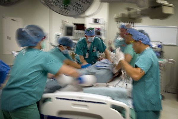 Tânără împuşcată în faţă de către concubinul sinucigaş este în stare foarte gravă