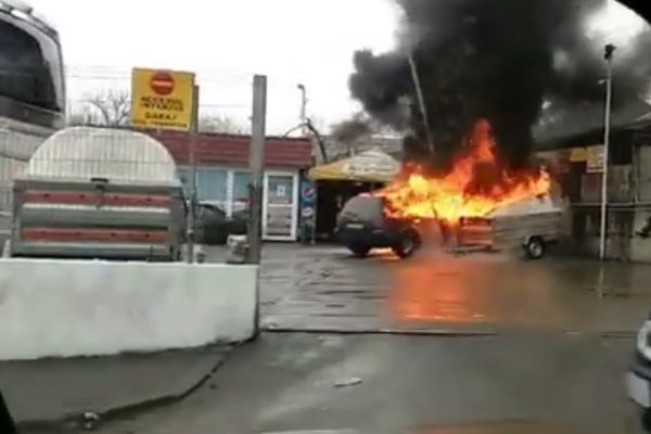 Arde o mașină chiar lângă o benzinărie din E3