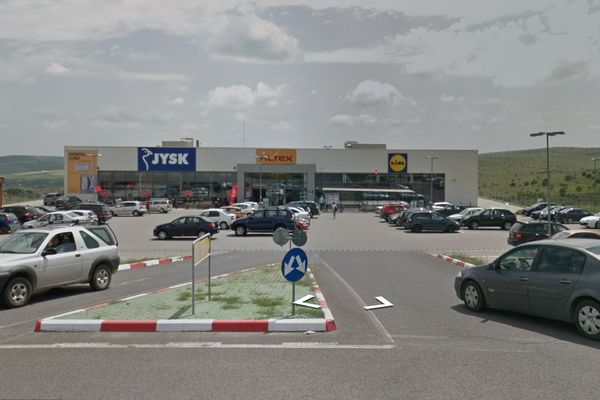 A fost spart magazinul Altex de la intrarea din oraş. Hoţii, cu cagule, au dispărut în două minute cu mai multe telefoane mobile