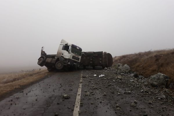 Camion cu piatră răsturnat la Garvăn. Traficul a fost complet blocat o oră