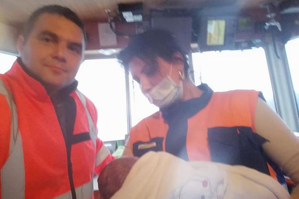 Un copil s-a născut în şalupa ambulanţei