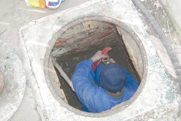 Mari agenţi comerciali, somaţi de Aquaserv pentru restanţe la apă de aproape jumătate de miliard de lei vechi