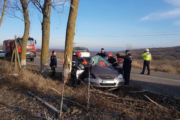 Două accidente în județul Tulcea. Trei răniți au fost scoși de descarcerare