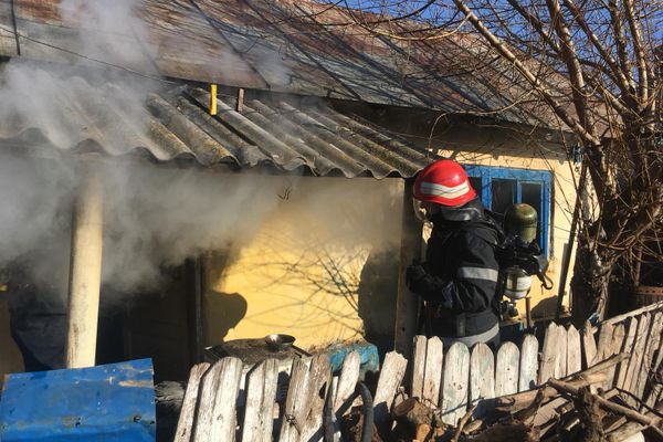 Arde o casă la Somova. Pompierii intervin cu două autospeciale